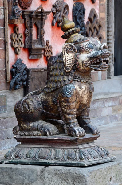 Leeuw standbeeld in pattan, kathmandu-vallei, nepal — Stockfoto