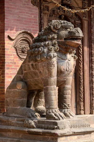 Estátua do leão em Pattan Durbar Square em Kathmandu, Nepal, unesco — Fotografia de Stock