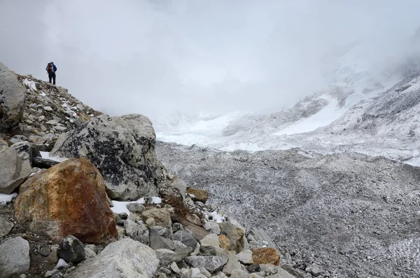 Khumbu icefall - turistika na jižní everest základní tábor v Himalájích — Stock fotografie