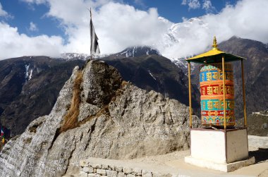Budist mani Taş ibadet tekerlerimi ile kutsal mantralar, nepal