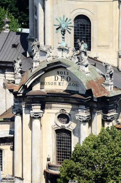 Facciata della Chiesa Domenicana del Corpus Domini, Leopoli, Ucraina . — Foto Stock