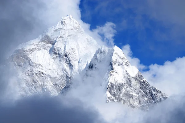 Cime himalayane in nuvole, Nepal, regione dell'Everest, Asia — Foto Stock