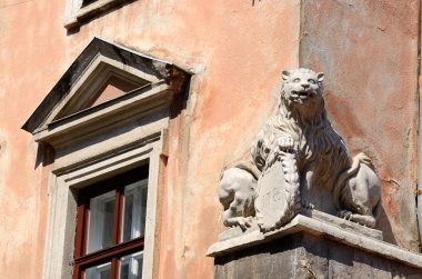 güzel Rönesans aslan heykeli üzerinde Ortaçağ house, Lviv, Ukrayna