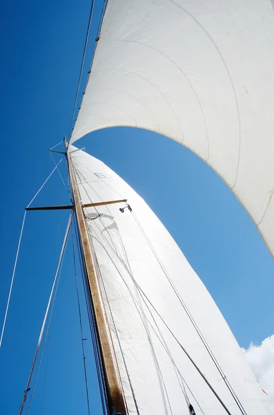 Sailing on wooden sailing boat in a sunny day — Stock Photo, Image