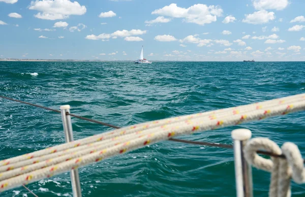 Navegando em um dia ensolarado, vista do convés do iate — Fotografia de Stock