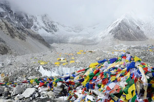 Znacznika końcowego ścieżka z tradycyjne tybetańskie flagi w everest base camp, nepal — Zdjęcie stockowe