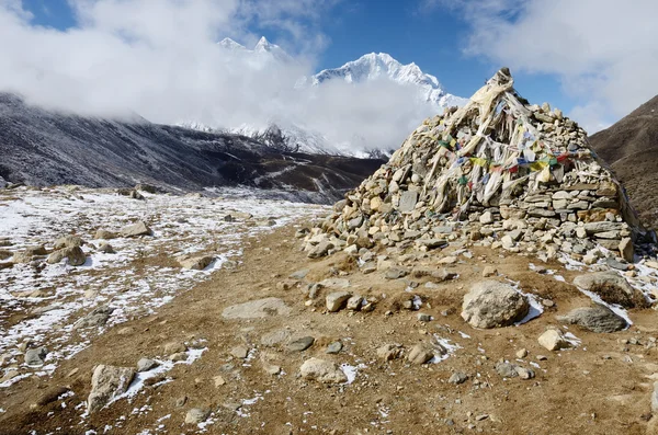 Sten cairn med religiösa tibetanska flaggor, everest base camp region, nepal — Stockfoto