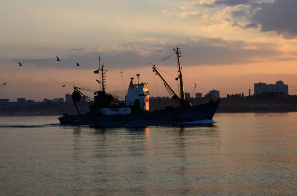 Vissersboot in odessa haven bij zonsondergang, Oekraïne — Stockfoto