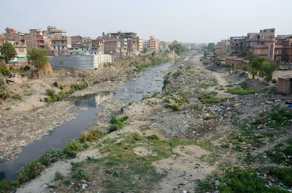 Zona de favela poluída perto do sagrado rio Bagmati em Katmandu, Nepal — Fotografia de Stock