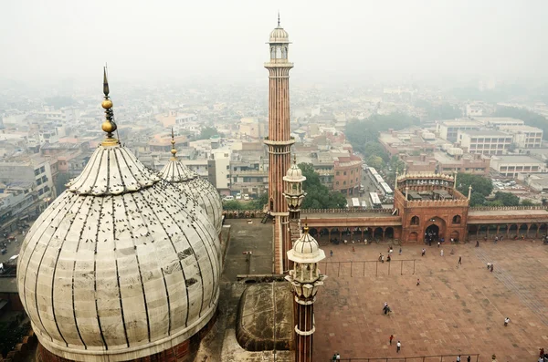 Adoratori in visita alla moschea Masjid-i Jahan-Numa nella vecchia Delhi, India — Foto Stock