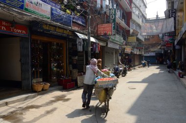 thamel, Katmandu, Nepal ünlü freak street (jhochhen tole) boyunca yürüyüş insanlar. FrEaK street, erken 1960'lı yıllarda Hippi izi için 70 merkez üssü sırasındaydı..