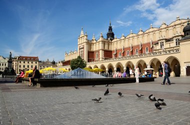 Ana gelen turist Rönesans sukiennice önünde kare Pazar olarak da bilinen bezi hall Krakow, Polonya