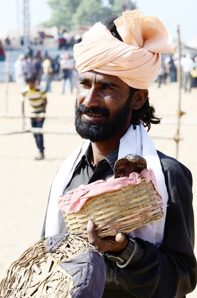 Zaříkávač hadů provést roční velbloudí veletrh, rajasthan, Indie — Stock fotografie