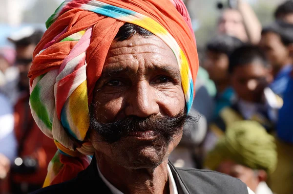 Alter rajput zeigt seinen schnurrbart beim schnurrbartwettbewerb auf der pushkar camel fair, rajasthan, indien — Stockfoto