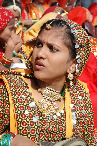 Young indian woman preparing to dance perfomance at camel festival in Pushkar,India — Stock Photo, Image
