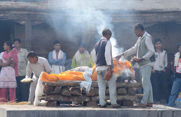 Nepalska ludzi kremacji uroczystość Świętej pashupatinath świątyni, kathmandu — Zdjęcie stockowe