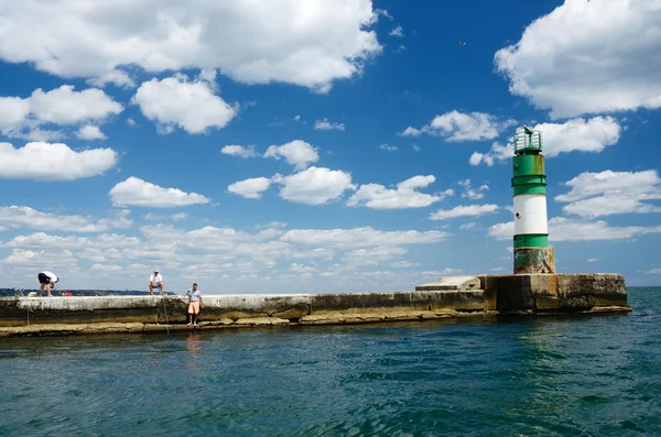 Ppeople риболовлю в маяк морського порту в Іллічівську, Україна — стокове фото