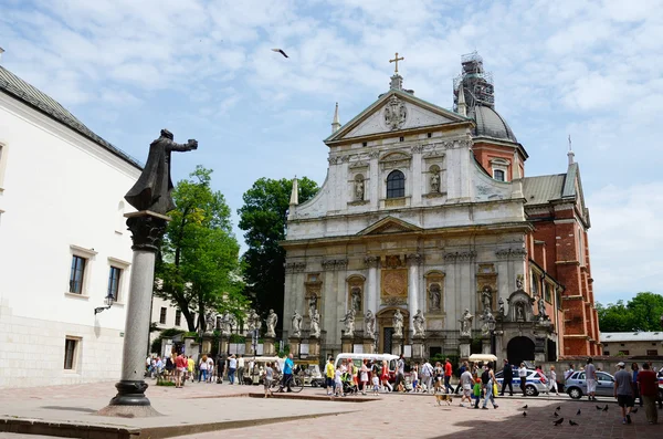 Touristen besuchen die Kirche St. Peter und Paul, Krakau, Polen — Stockfoto