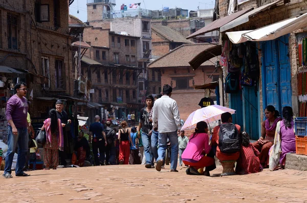 Personas descansando en el centro de la ciudad vieja en el valle de Katmandú, Patan, Nepal.Es una de las 3 ciudades reales en Katmandú —  Fotos de Stock