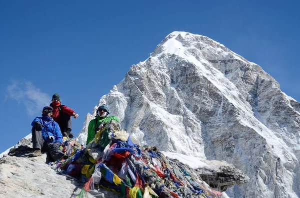 Excursionistas sentados al pie de la montaña Kala Patthar cerca de la aldea de Gorakshep, región del Everest, Nepal — Foto de Stock