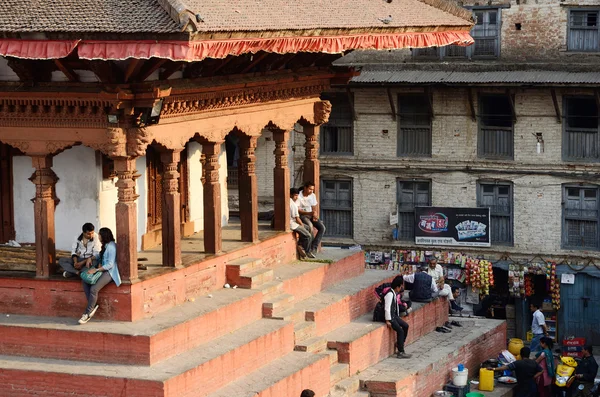 Pessoas que descansam na Praça Durbar em Katmandu, Nepal. Old Durbar Square é uma das atrações turísticas mais populares da Ásia, recebendo milhões de visitantes anualmente — Fotografia de Stock