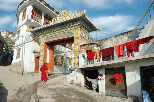 Monge budista que entra no Instituto Zigar Drikung Kagyud em Rewalsar- importante lugar sagrado do budismo tibetano, Rewalsar, Índia — Fotografia de Stock