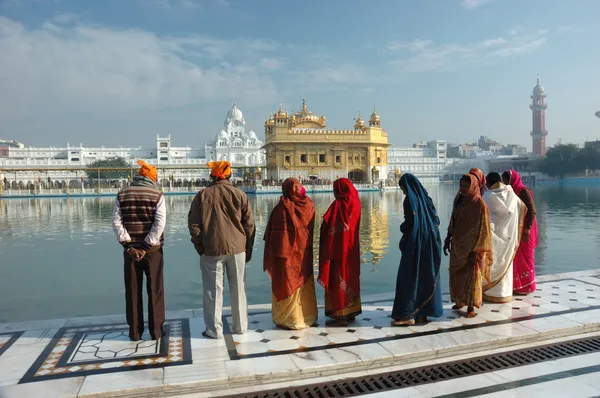 As pessoas estão orando no lago sagrado do famoso Templo Dourado - principal lugar sagrado da religião sikh, Índia — Fotografia de Stock