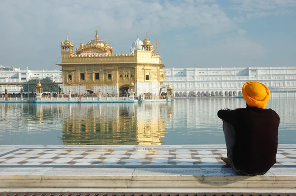 Starý Sikh meditující uvnitř slavné náboženské památky města Paňdžábu - Zlatý chrám, hlavní svatyně Sikh náboženství — Stock fotografie