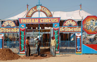 insanlar, pushkar rajasthan, Hindistan'ın geleneksel deve mela sırasında Hint sirkte eğlenceli yaşıyorsanız