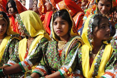 : Güzel genç hintli kadınlar Pushkar yıllık deve fuarı tatilde perfomance hazırlanıyor, Hindistan