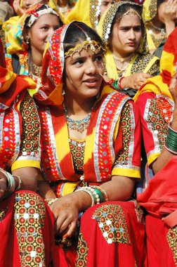 genç kadın pushkar, Hindistan'ın yıllık deve adil tatil at perfomance için hazırlanıyorlar
