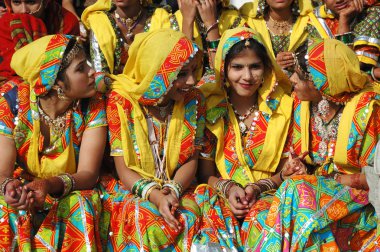 güzel Hintli kadınların geleneksel rajasthani kıyafetleri dans etmek pushkar, Hindistan'ın yıllık deve adil tatil at hazırlanıyor