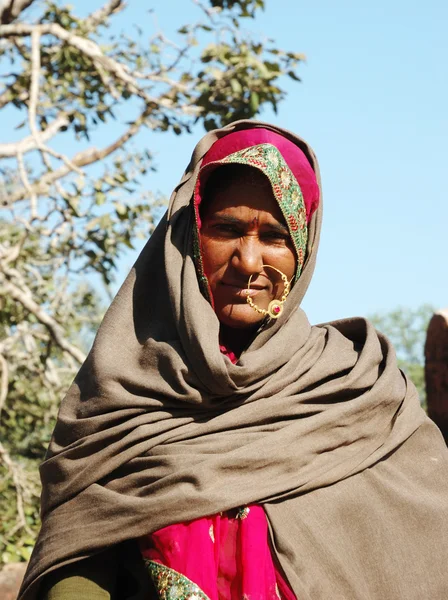 Porträt der alten rajasthani Frau, die verlassen jährlichen Kamel mela Urlaub in pushkar, Indien — Stockfoto