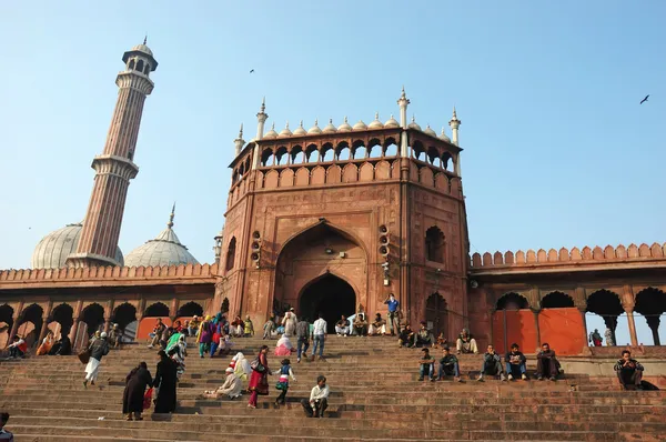 Os adoradores estão andando no pátio da Mesquita Jama Masjid - principal mesquita de Old Delhi, Índia — Fotografia de Stock