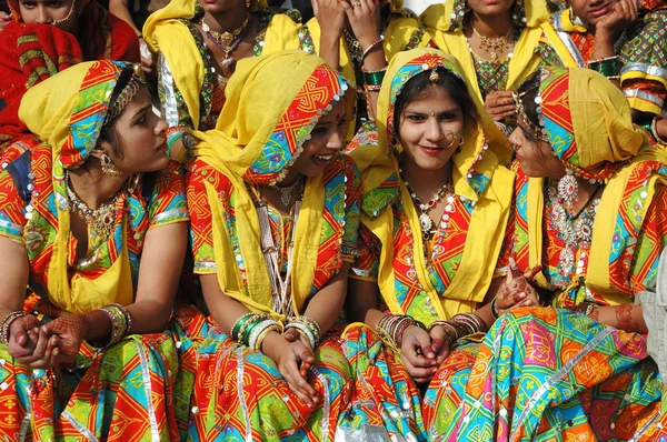 Mulheres indianas bonitas em roupas tradicionais rajasthani preparando-se para dançar no feriado anual da feira de camelos em Pushkar, Índia — Fotografia de Stock