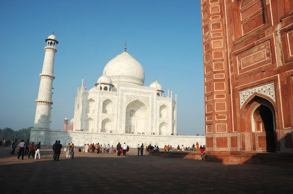 Turistas visitando o famoso marco da Índia - monumento Taj Mahal listado como Patrimônio Mundial da UNESCO — Fotografia de Stock