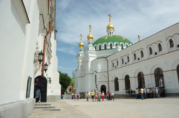 Turisté navštěvují Kyjevskopečerská lávra - národní historické a kulturní rezervace (klášter) a kulturního dědictví UNESCO, Ukrajina — Stock fotografie