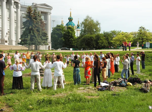 Ukrayna putperest halkının perun, kiev, Slav mitolojisinde gök tanrısı için dua ediyor — Stok fotoğraf