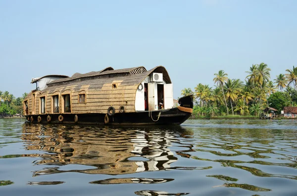 Toeristische boot op de backwaters van kerala, alleppey, india — Stockfoto