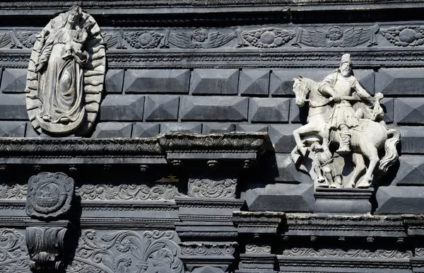 Skulpturen auf der Fassade des schwarzen Hauses, lviv, ukraine — Stockfoto