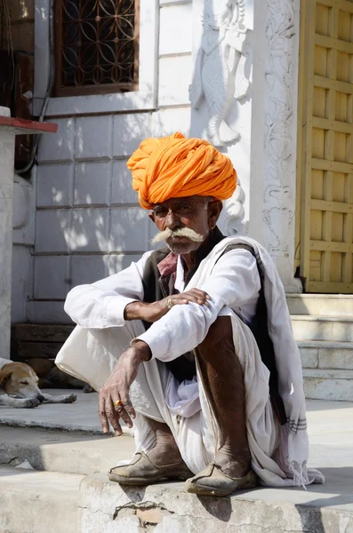 Oude man met traditionele Rajputs hoofdtooi - tulband op pushkar kameel eerlijke, india — Stockfoto