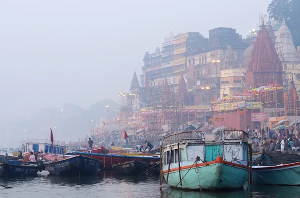 :Temprano en la mañana en Ahilya Ghat en el sagrado río Ganges, Benares — Foto de Stock