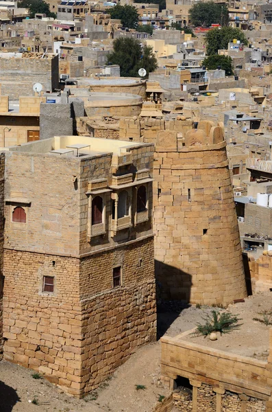 Torre de la famosa fortaleza Jaisalmer rodeada por el desierto de Thar en —  Fotos de Stock