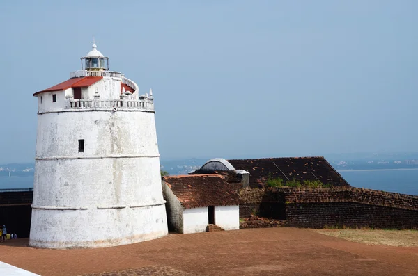 Aguada Kalesi, sinquerim beach, goa, Hindistan yer alan deniz feneri — Stok fotoğraf