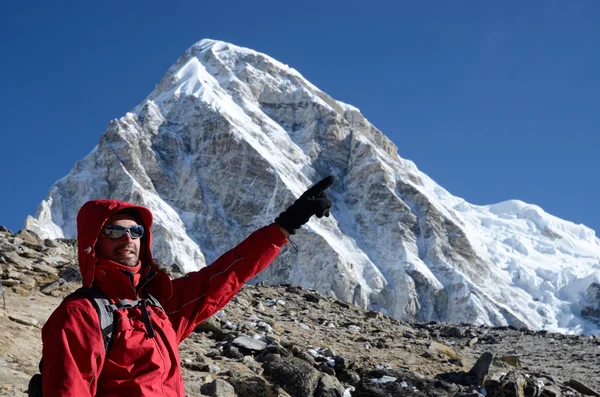 Mladý horolezec, ukazující na vrchol Everestu, Himálaj — Stock fotografie