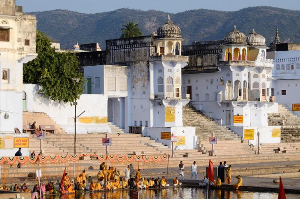 Hinduskie ludzie wykonują puja - rytualnych ceremonii w pushkar ghat, Indie — Zdjęcie stockowe