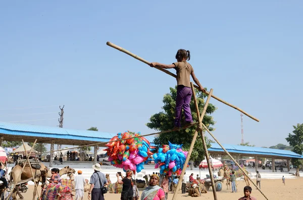 Caminante de cuerdas se están preparando para la perfomancia del circo en el campamento nómada, India —  Fotos de Stock