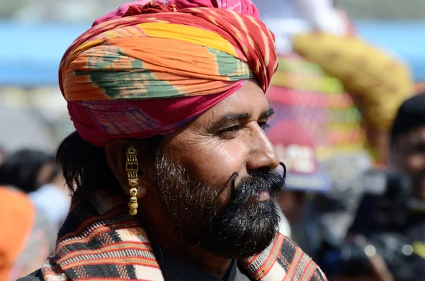 Rajput mit hellem Turban und Ohrring zeigt seinen Schnurrbart, Pushkar, Indien — Stockfoto