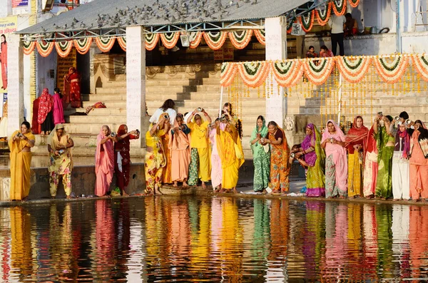 Frauen führen Puja - rituelle Zeremonie am heiligen pushkar sarovar See, Indien, durch — Stockfoto