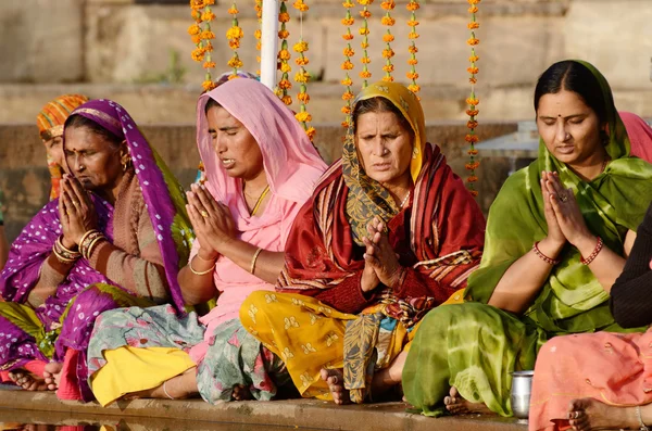 Senior women perform puja - ritual ceremony at holy Pushkar Sarovar lake,India — Stock Photo, Image